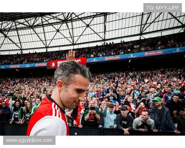 希腊足球明星布伊的传奇之路与辉煌成就回顾