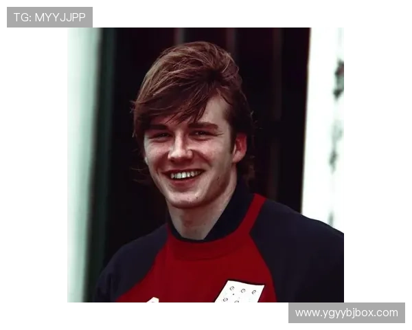 带翅膀的足球明星飞翔在绿茵场上展现无与伦比的技艺与魅力